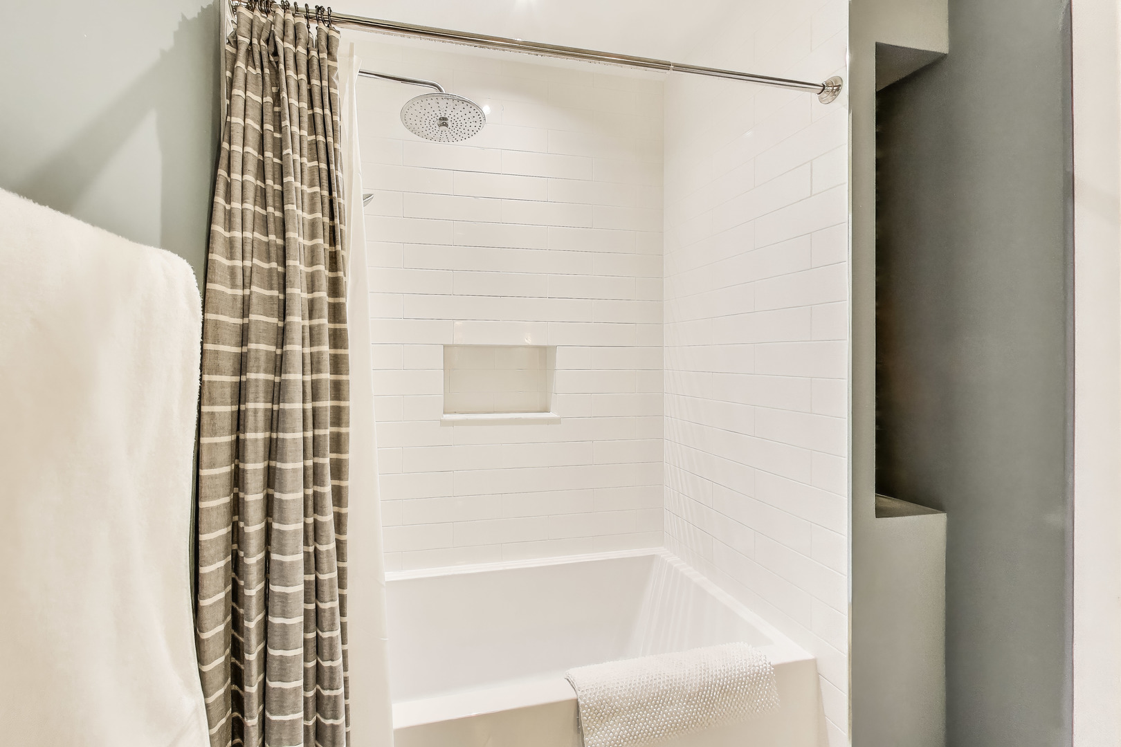 1000 W ADAMS Street Unit: 824