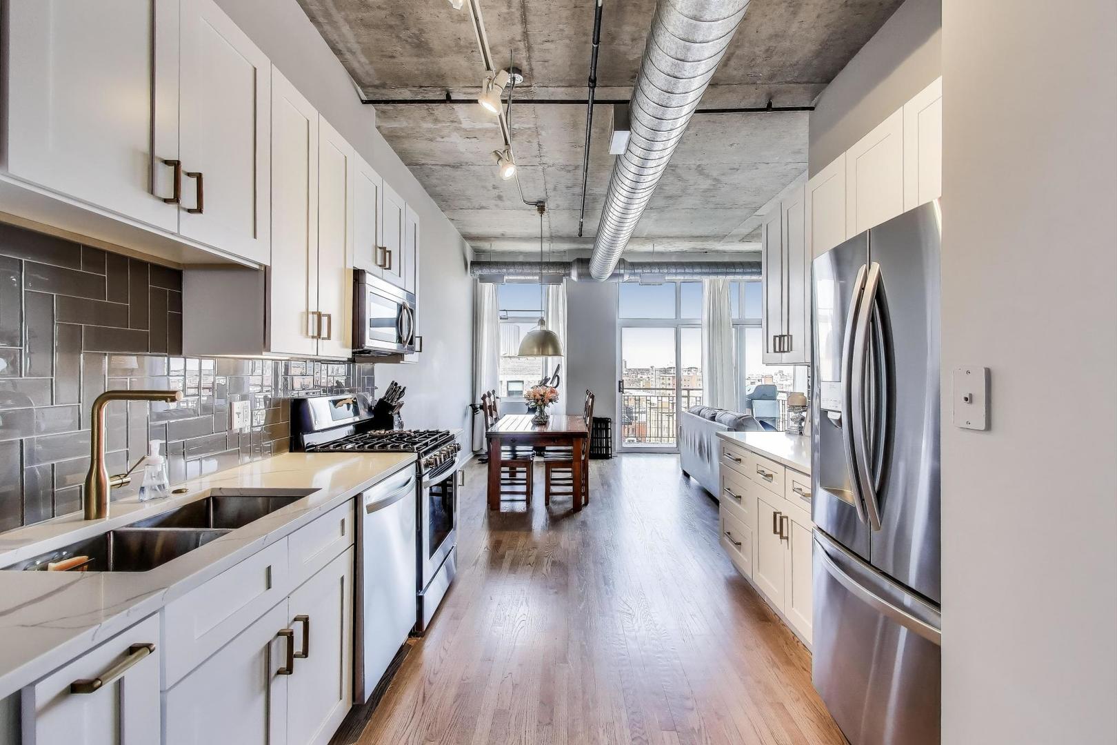 1000 W ADAMS Street Unit: 824