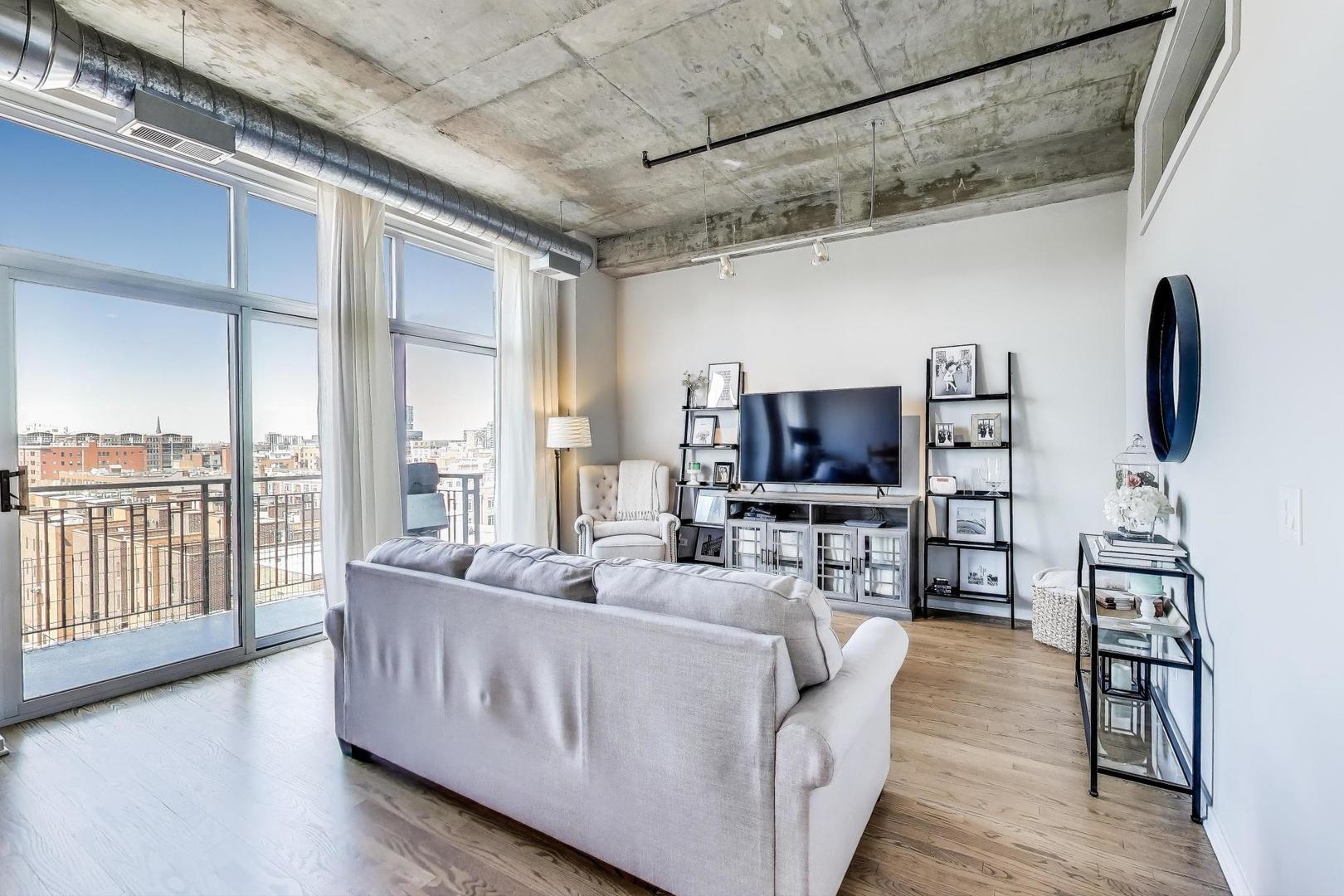 1000 W ADAMS Street Unit: 824