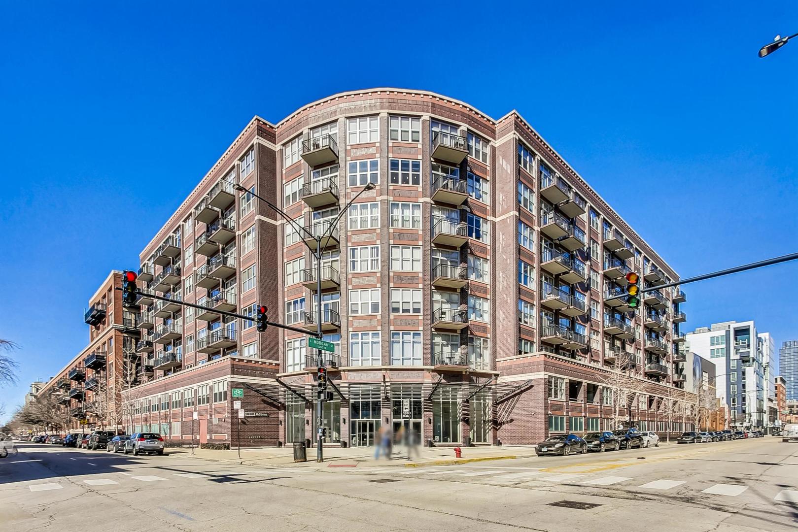 1000 W ADAMS Street Unit: 824