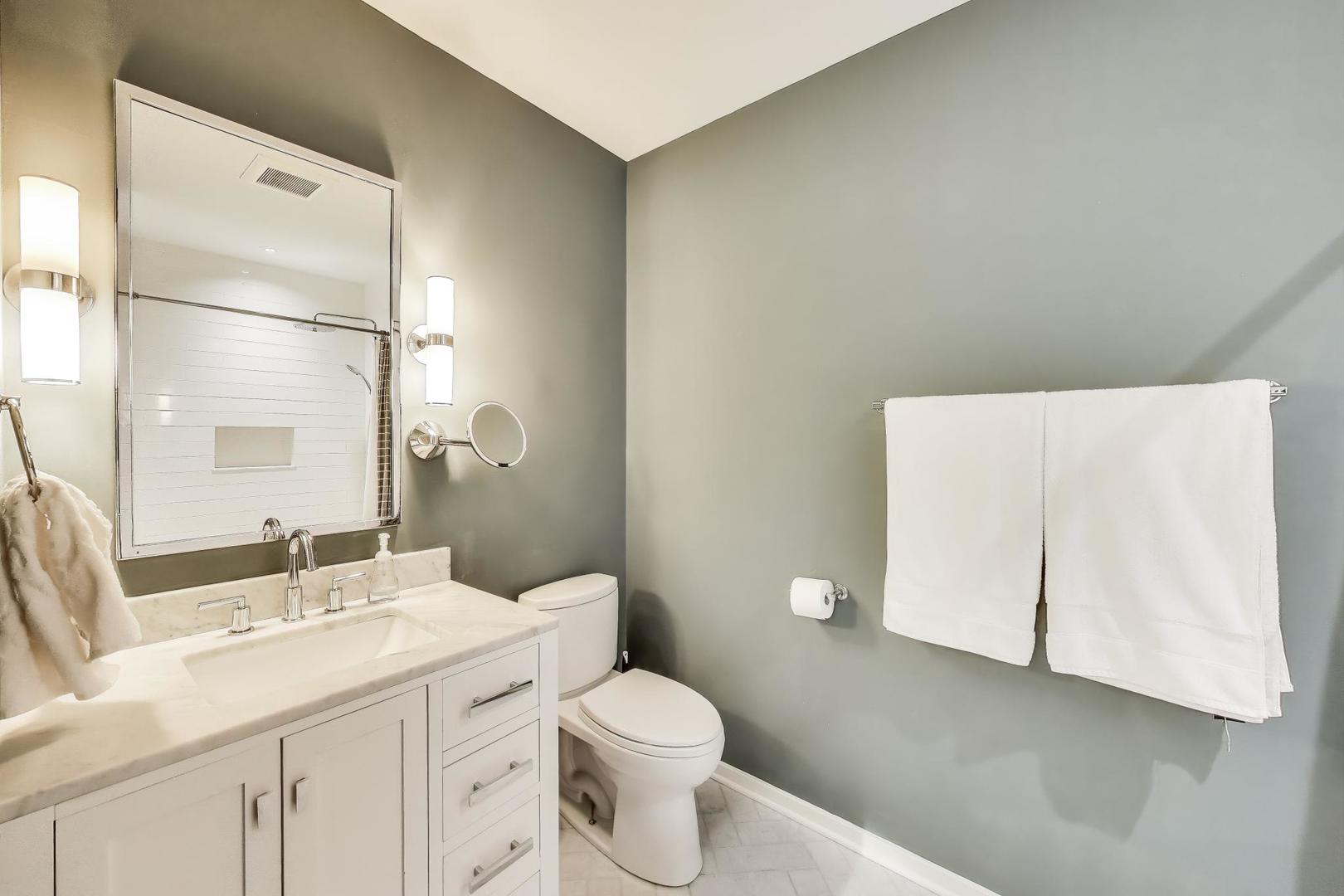 1000 W ADAMS Street Unit: 824