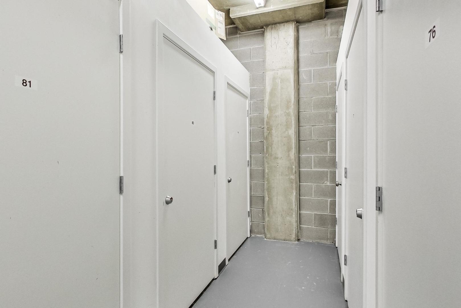 1000 W ADAMS Street Unit: 824