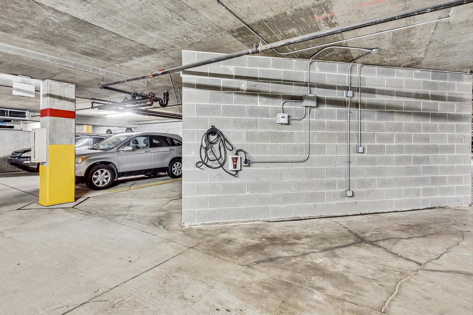 1000 W ADAMS Street Unit: 824