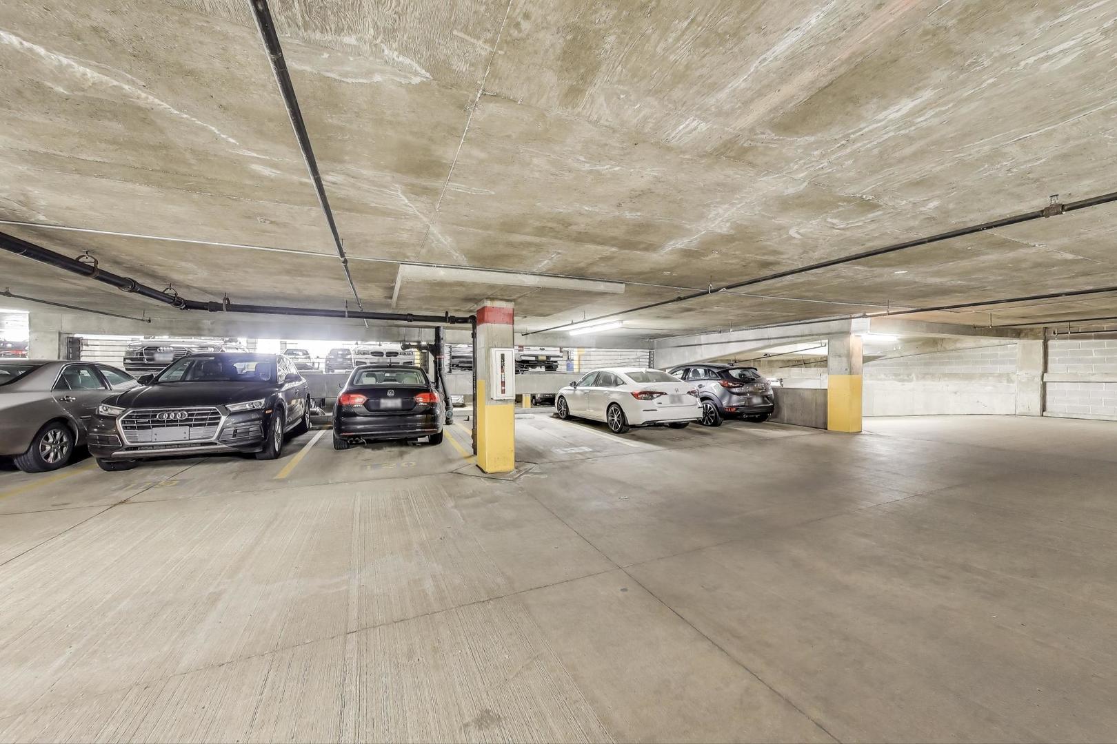 1000 W ADAMS Street Unit: 824