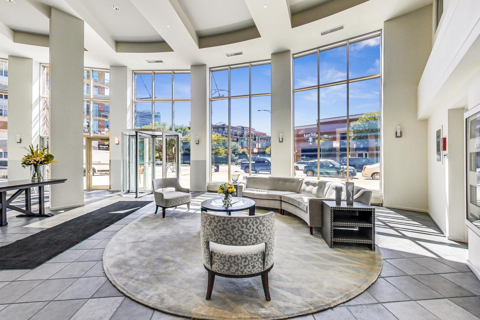 1000 W ADAMS Street Unit: 824