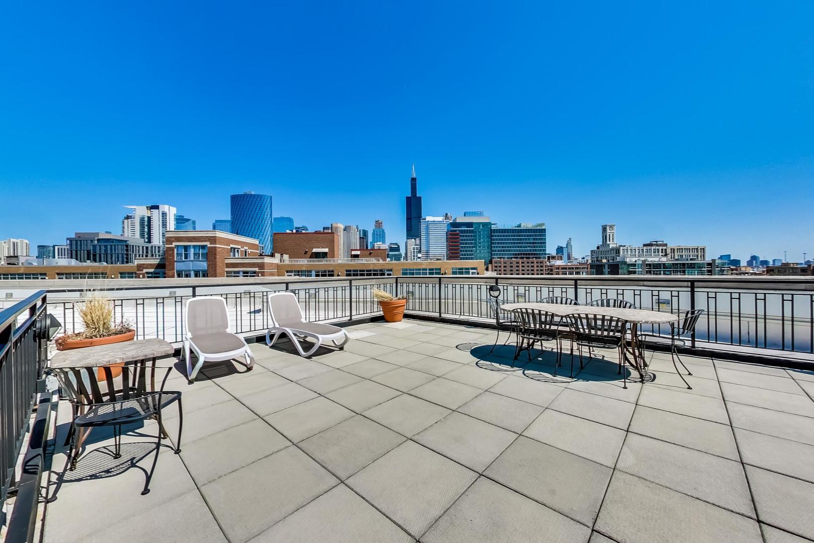 1000 W ADAMS Street Unit: 824