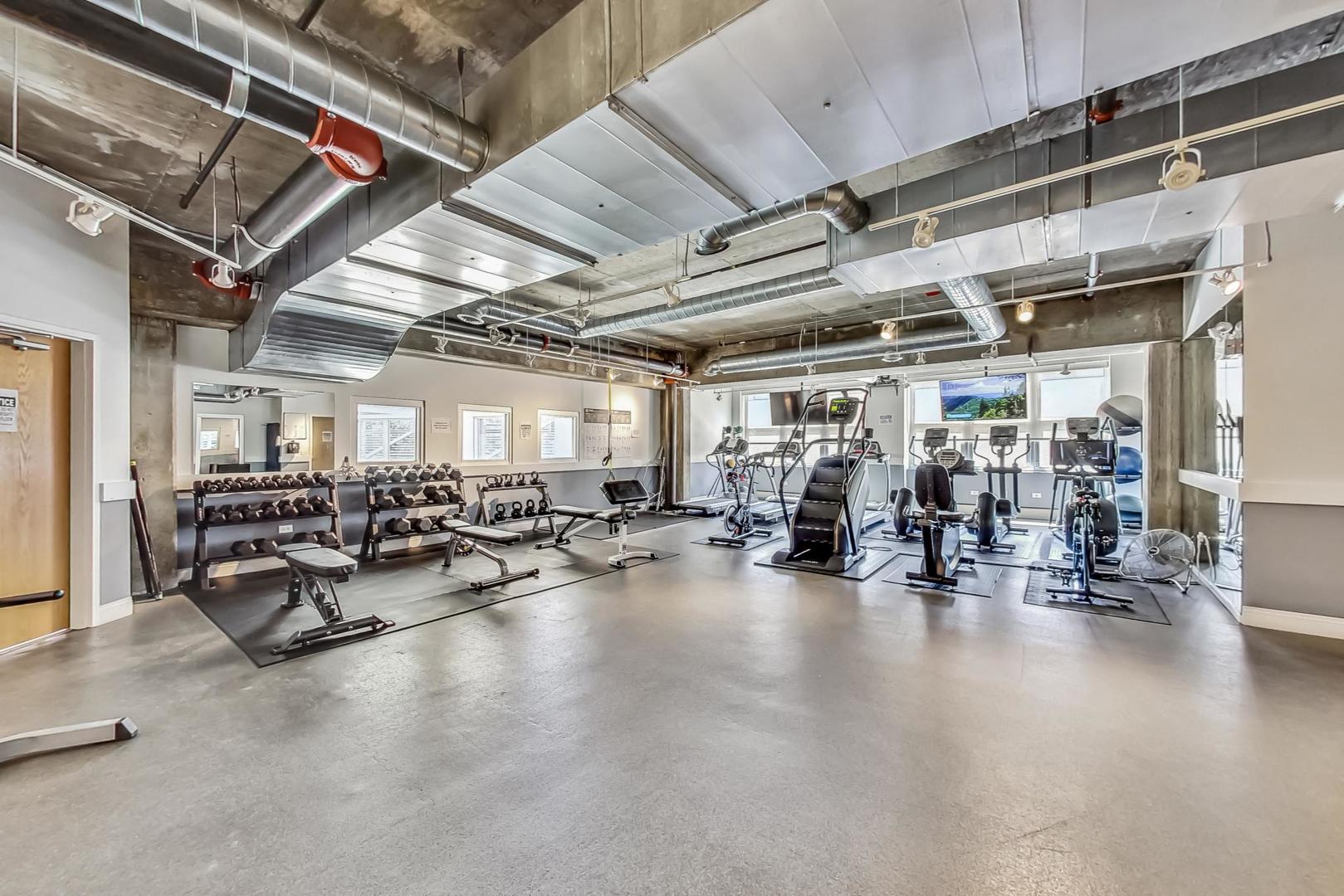 1000 W ADAMS Street Unit: 824