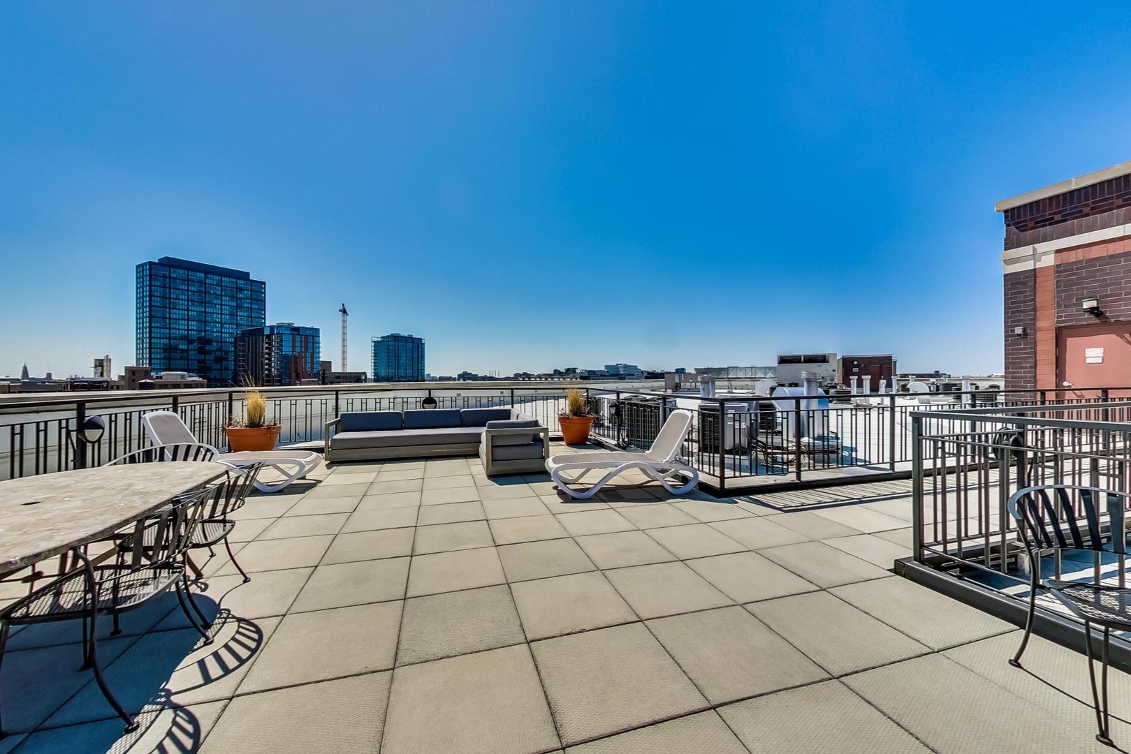 1000 W ADAMS Street Unit: 824