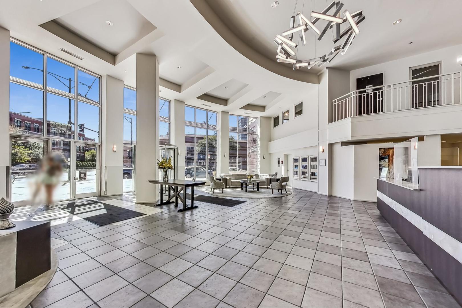 1000 W ADAMS Street Unit: 824