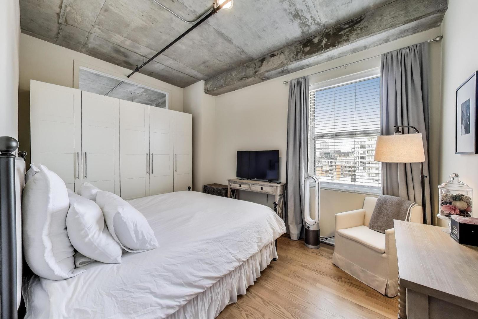 1000 W ADAMS Street Unit: 824