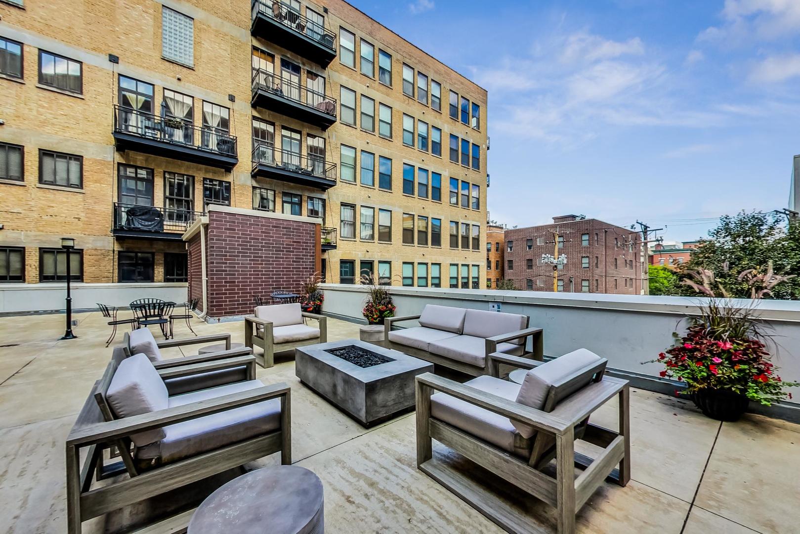 1000 W ADAMS Street Unit: 824
