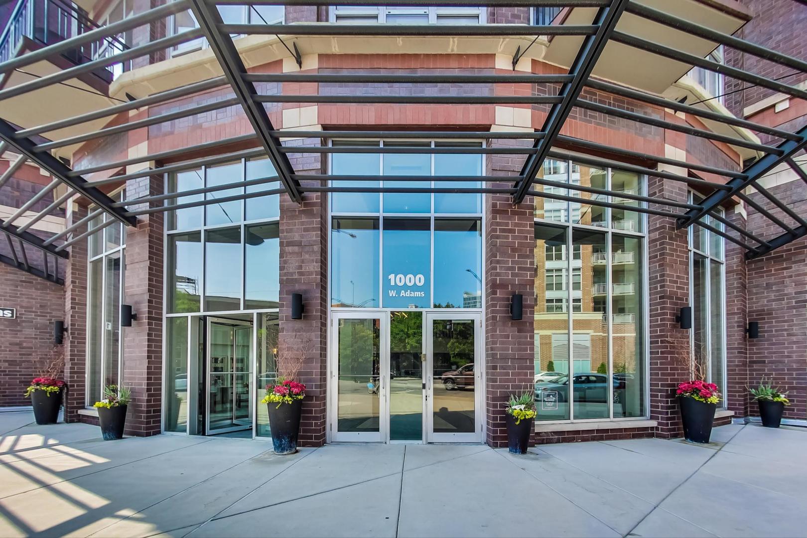 1000 W ADAMS Street Unit: 824