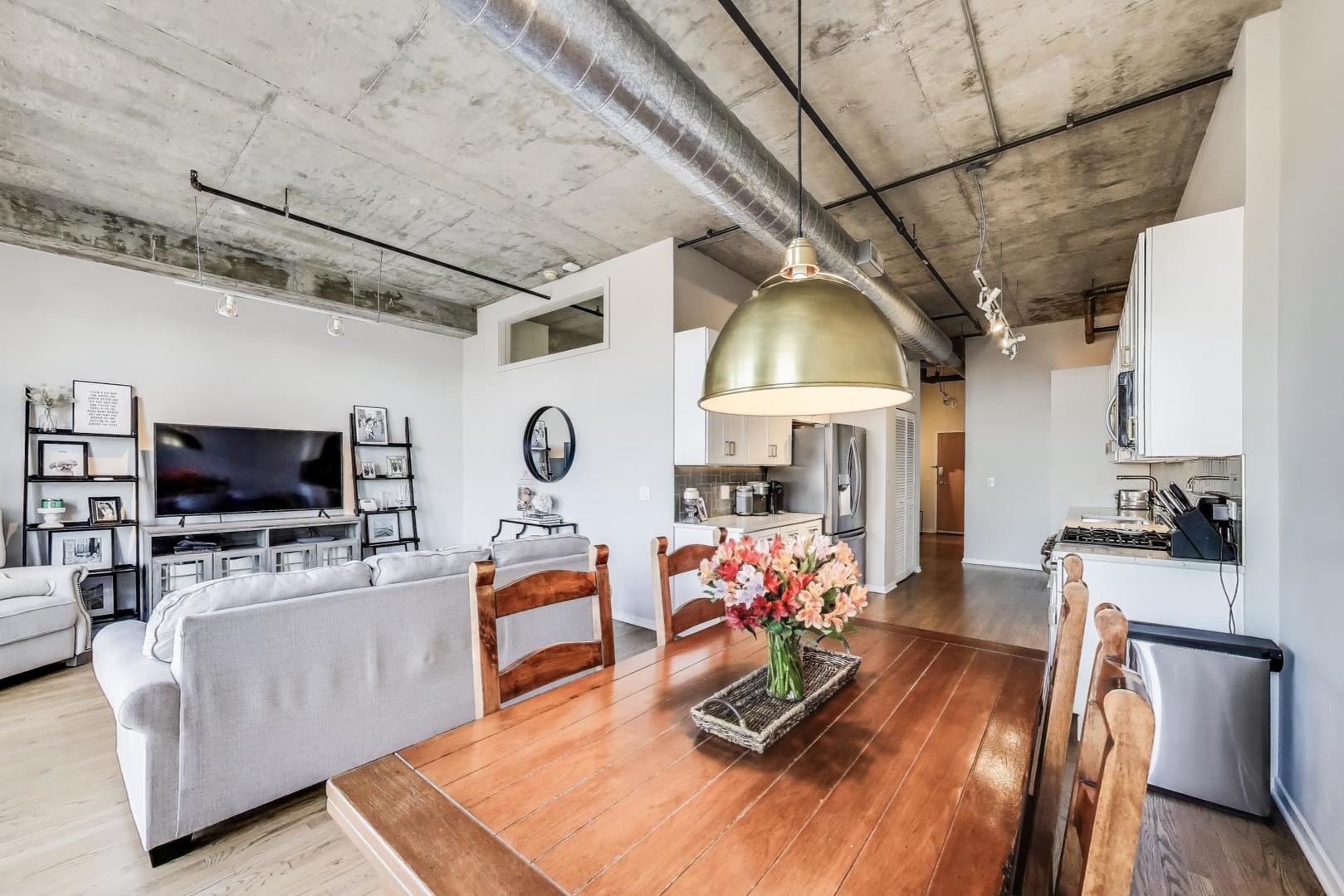 1000 W ADAMS Street Unit: 824