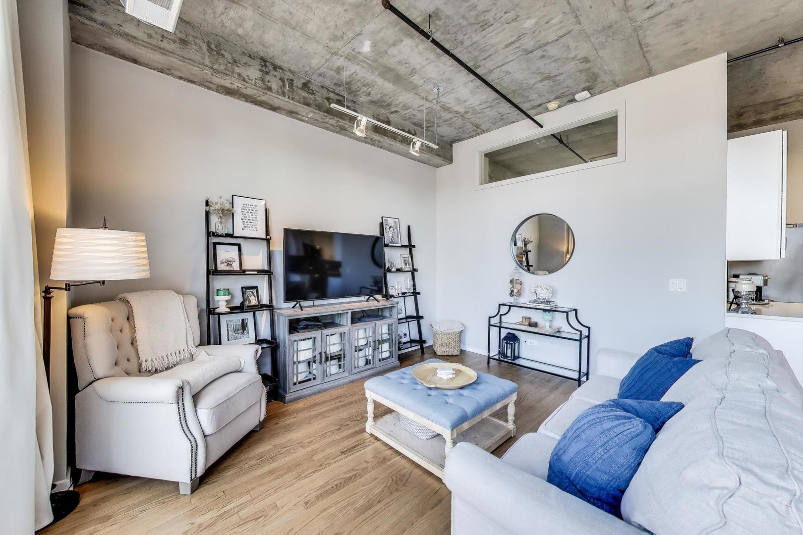 1000 W ADAMS Street Unit: 824