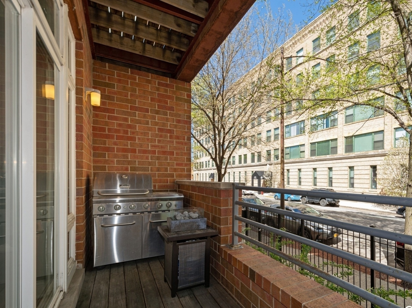 2424 N SOUTHPORT Avenue Unit: A