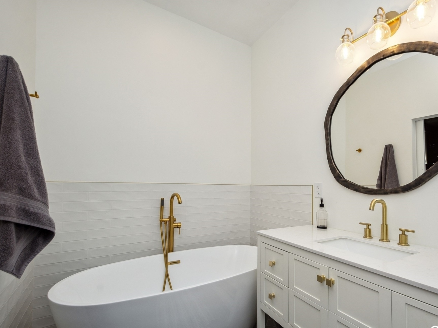 2424 N SOUTHPORT Avenue Unit: A