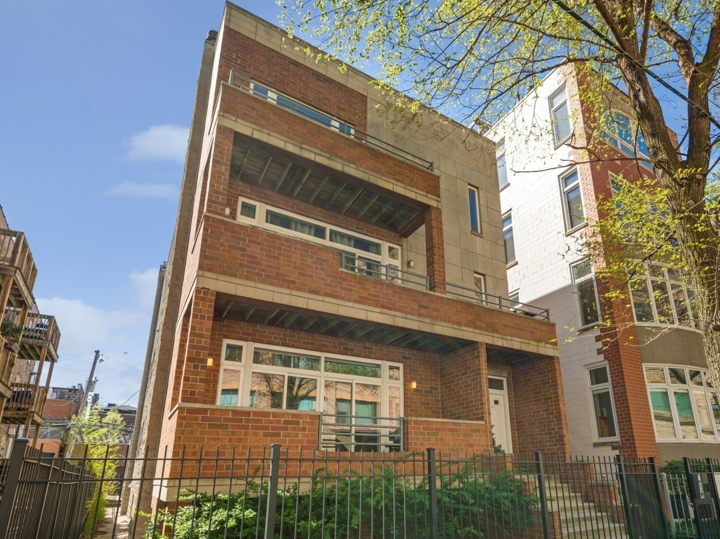 2424 N SOUTHPORT Avenue Unit: A