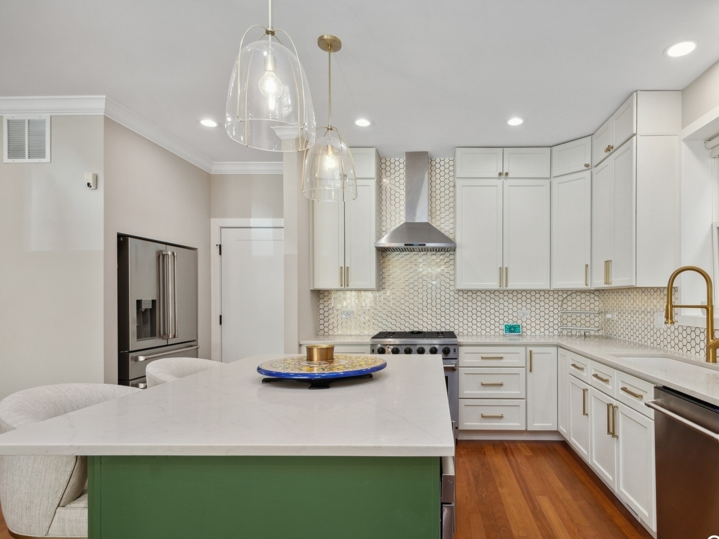 2424 N SOUTHPORT Avenue Unit: A