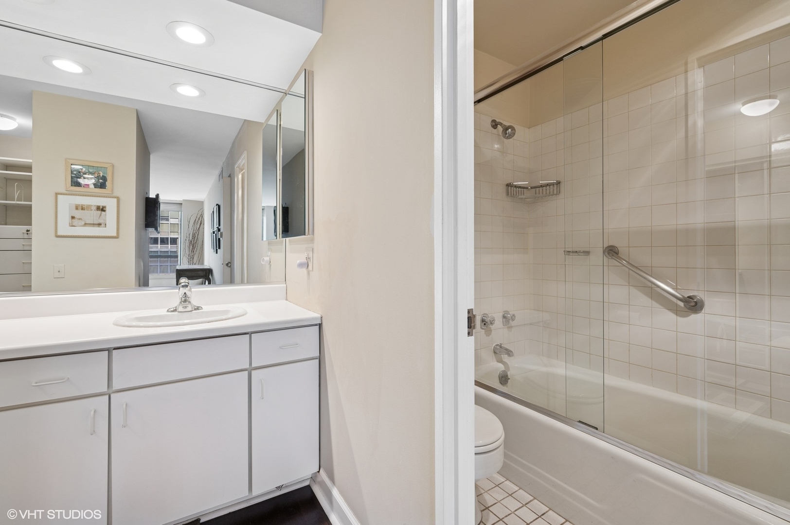 260 E Chestnut Street Unit: 2604