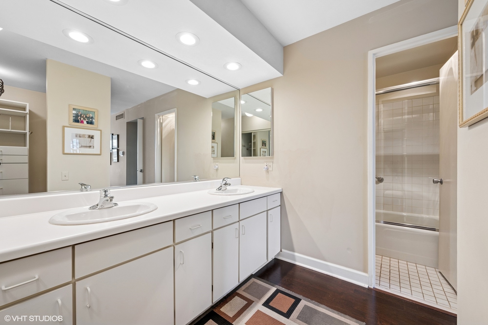 260 E Chestnut Street Unit: 2604
