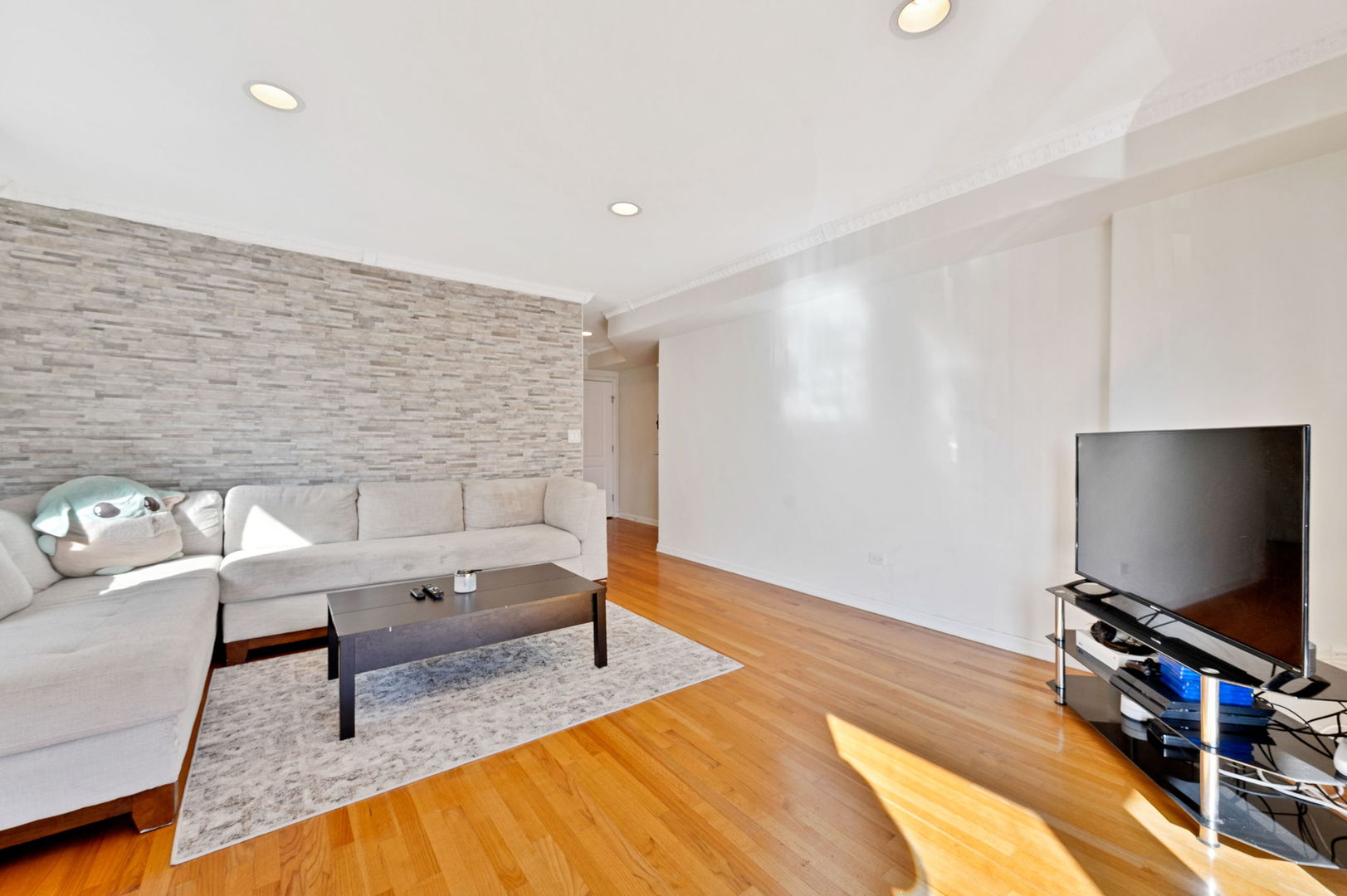 4716 W Addison Street Unit: 2W