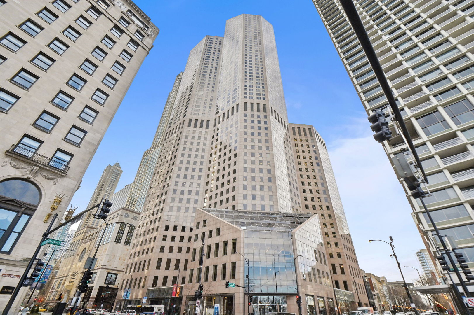 950 N Michigan Avenue Unit: 3304