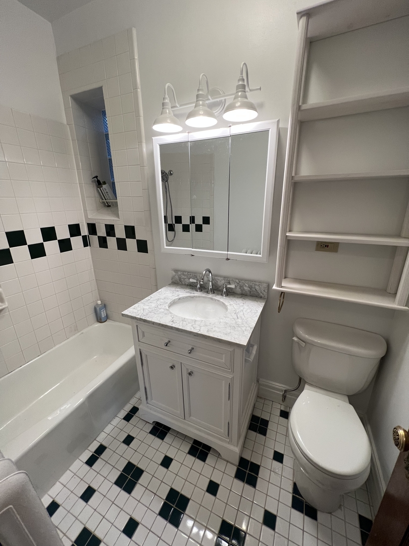 3706 N Lakewood Avenue Unit: 3