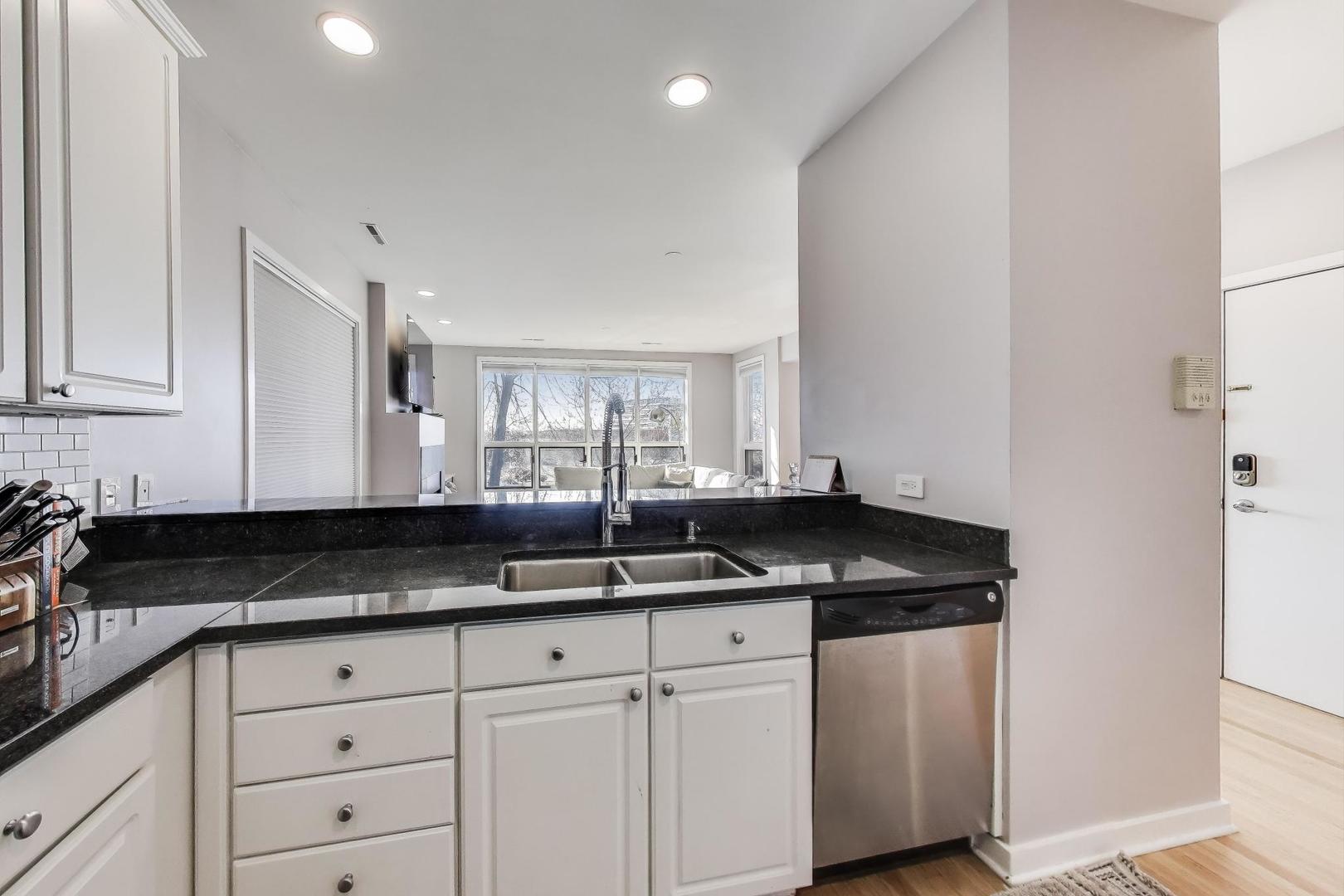 1703 N Sheffield Avenue Unit: 2