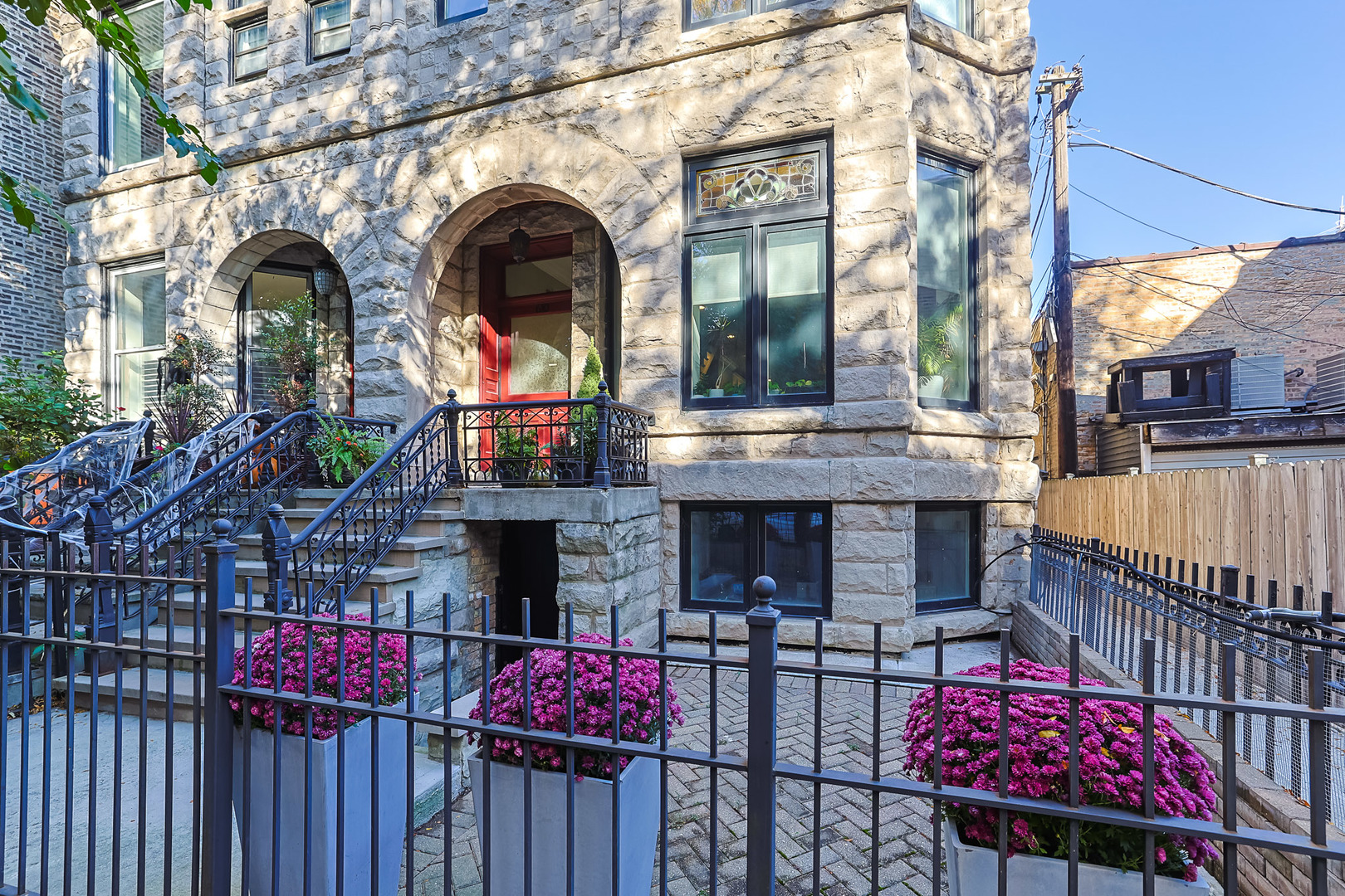 610 W Oakdale Avenue