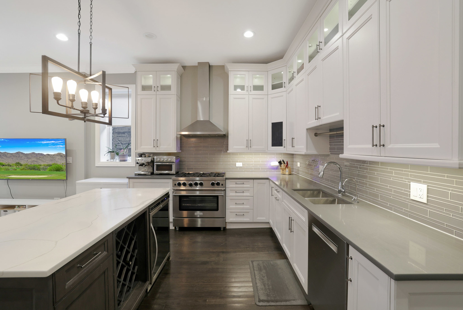 610 W Oakdale Avenue