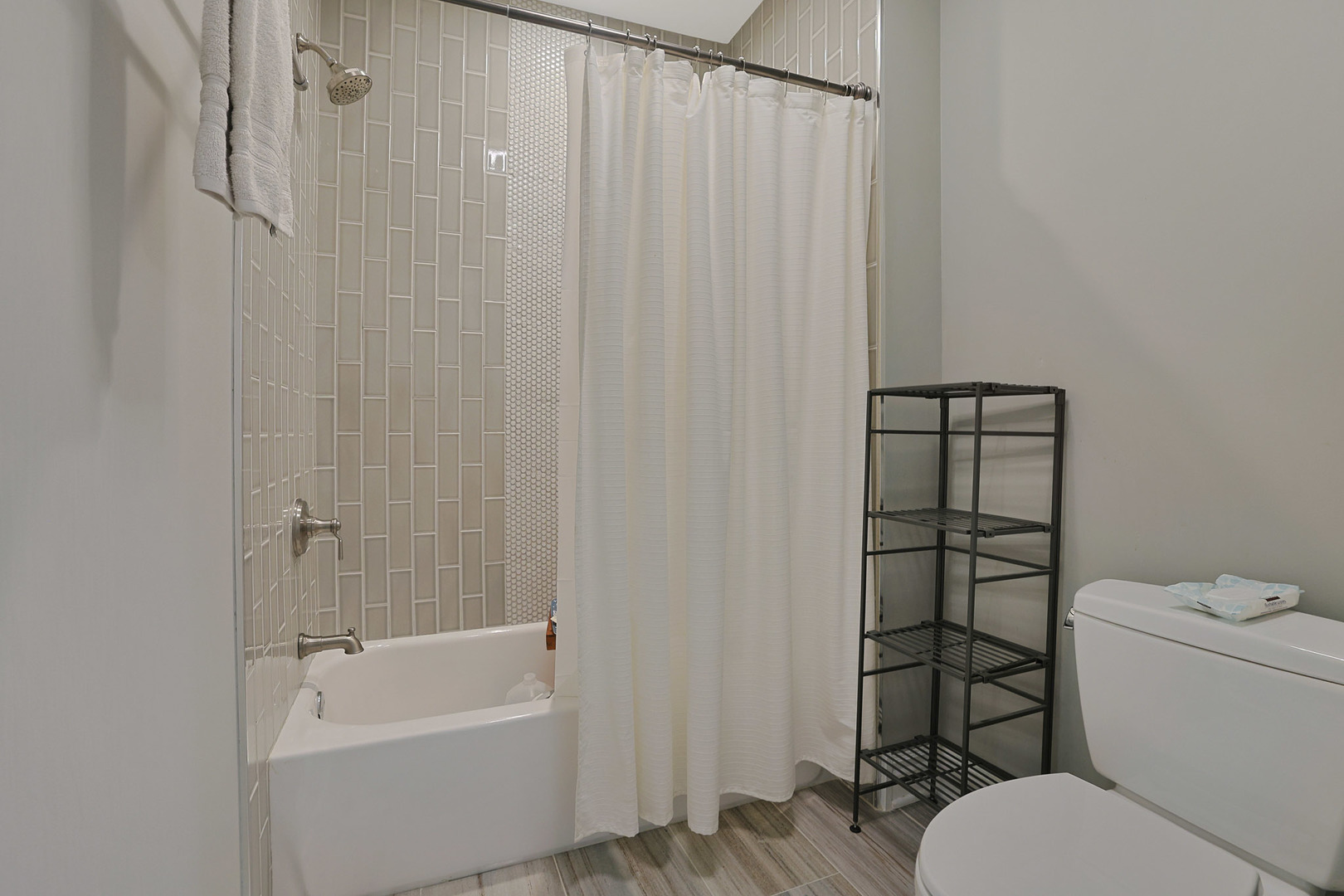 610 W Oakdale Avenue