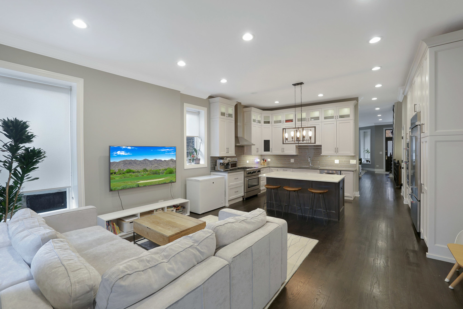 610 W Oakdale Avenue