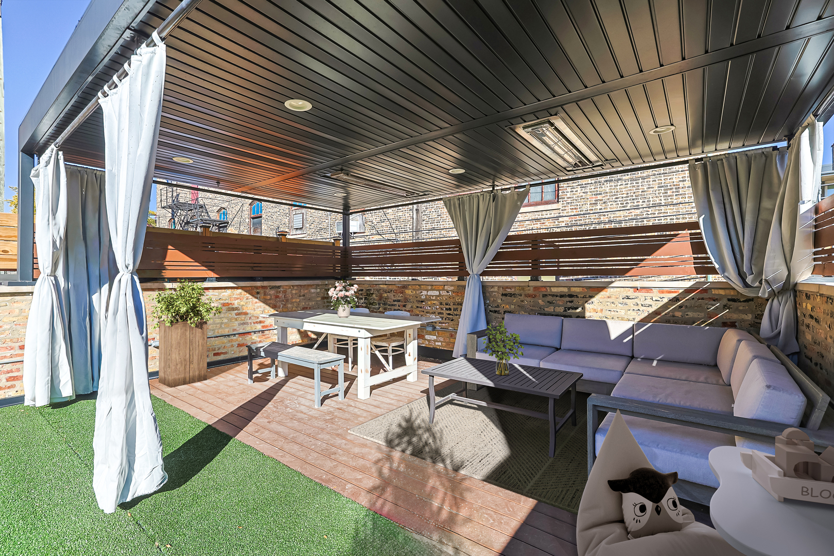 610 W Oakdale Avenue