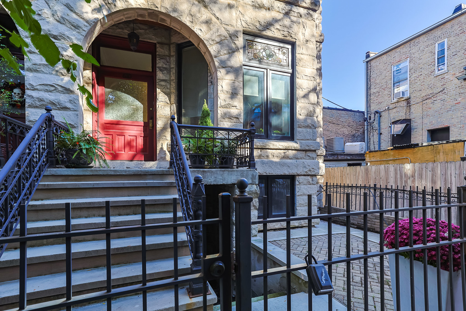 610 W Oakdale Avenue