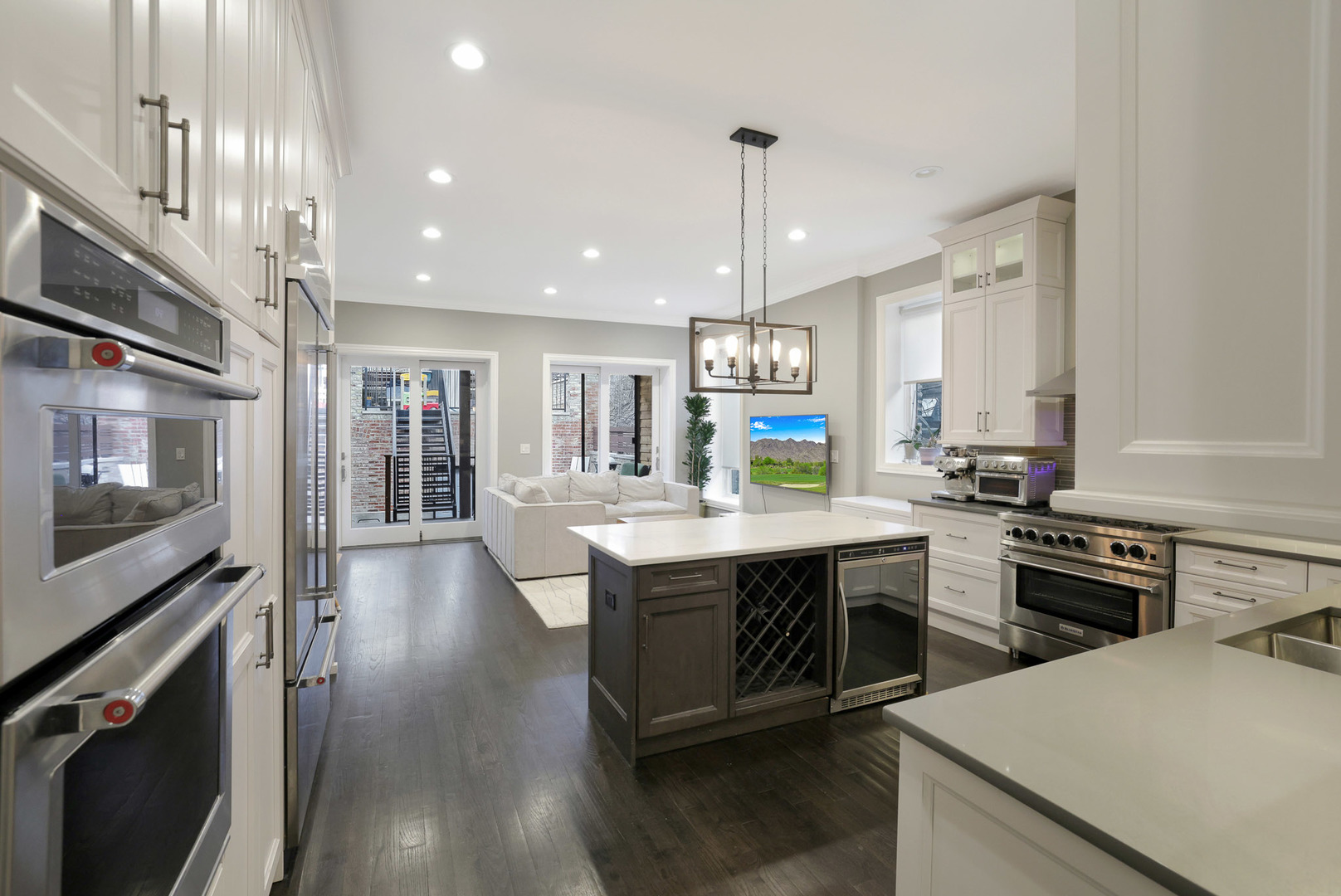 610 W Oakdale Avenue