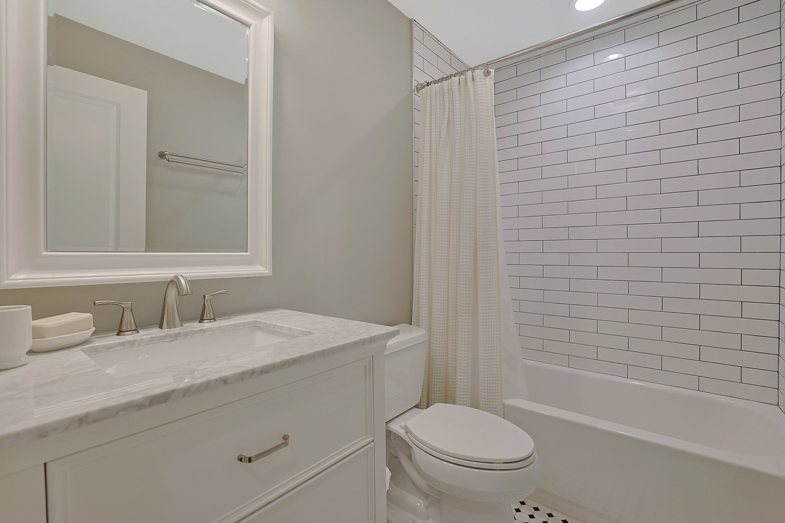 610 W Oakdale Avenue