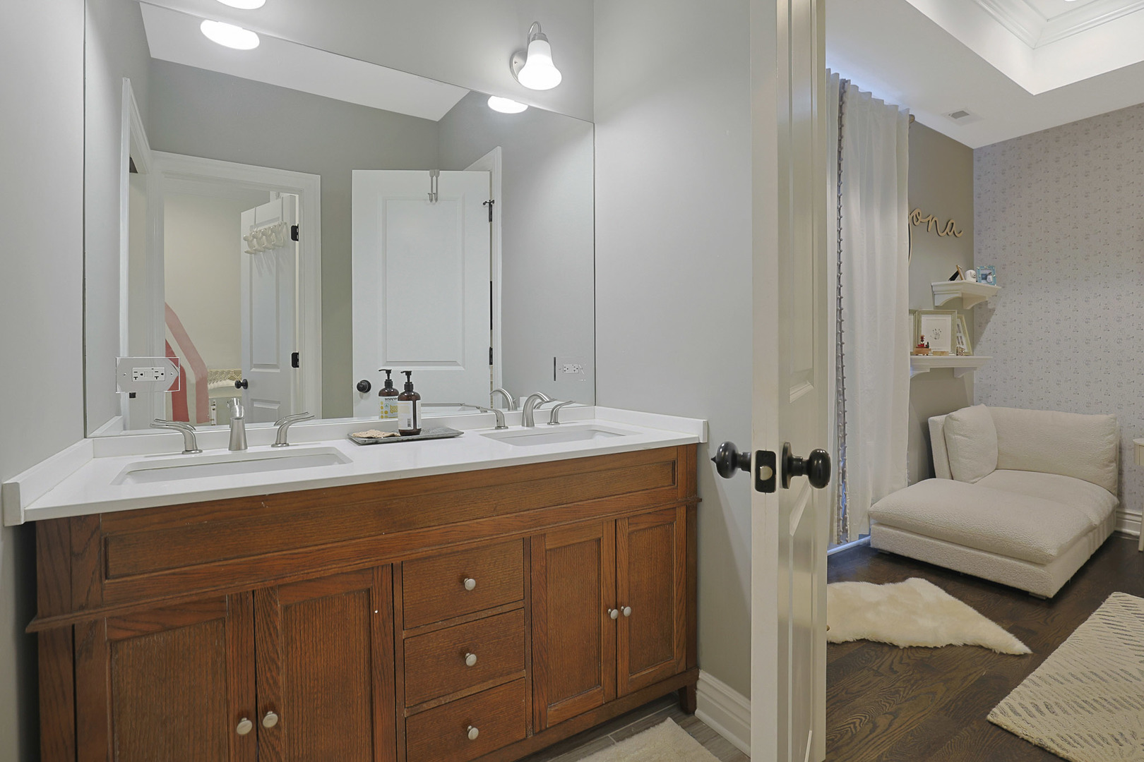 610 W Oakdale Avenue