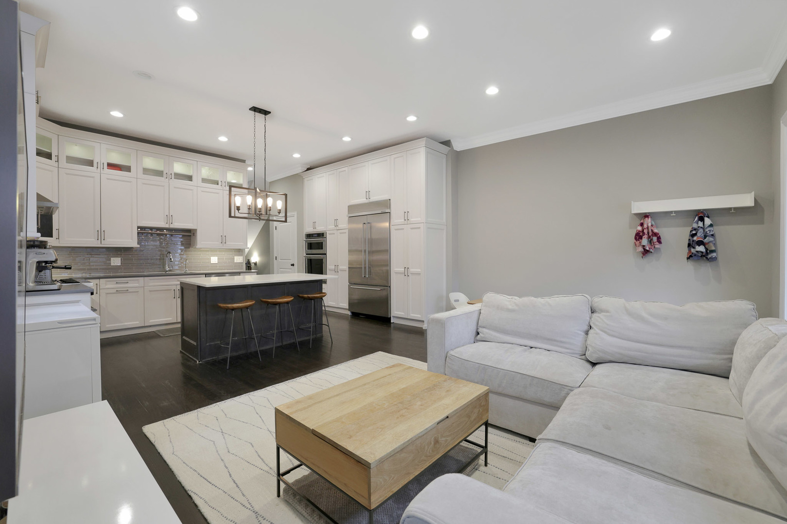 610 W Oakdale Avenue