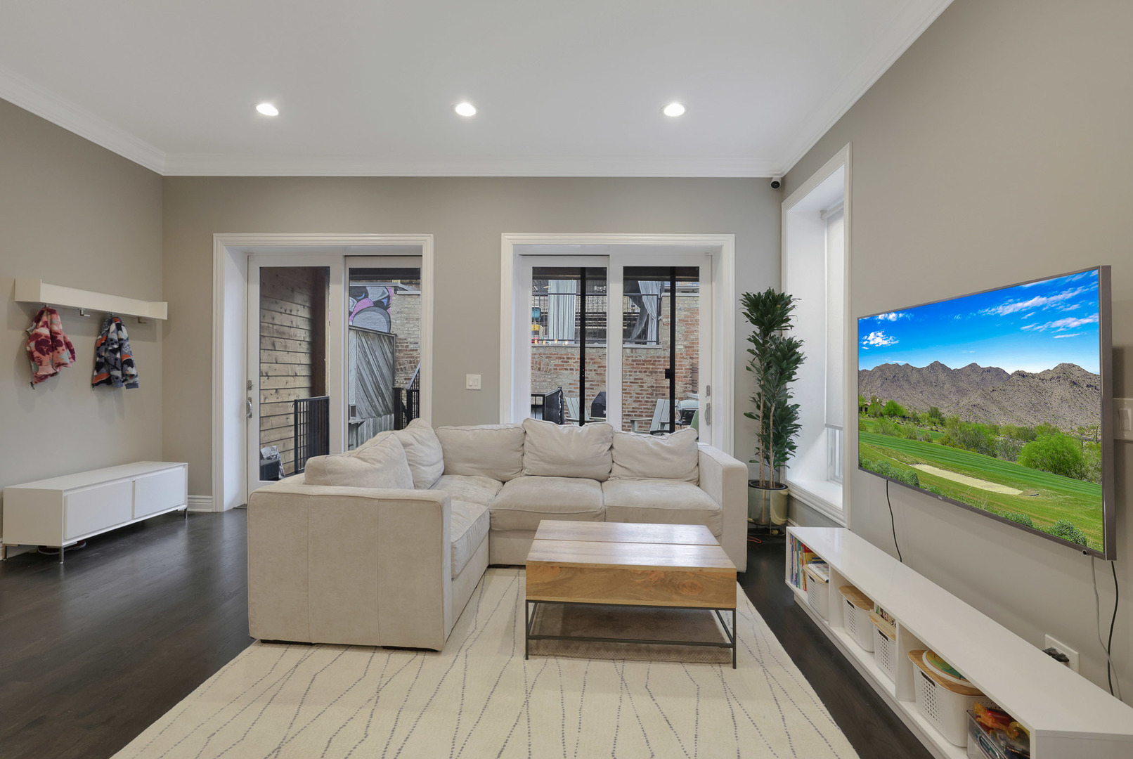 610 W Oakdale Avenue