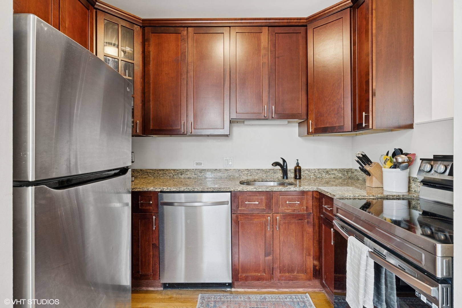 2343 N GREENVIEW Avenue Unit: 101