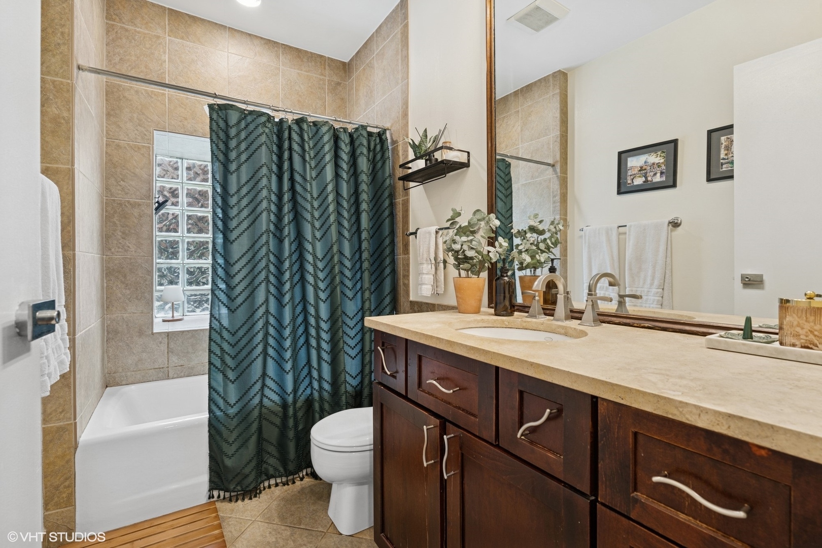 2343 N GREENVIEW Avenue Unit: 101