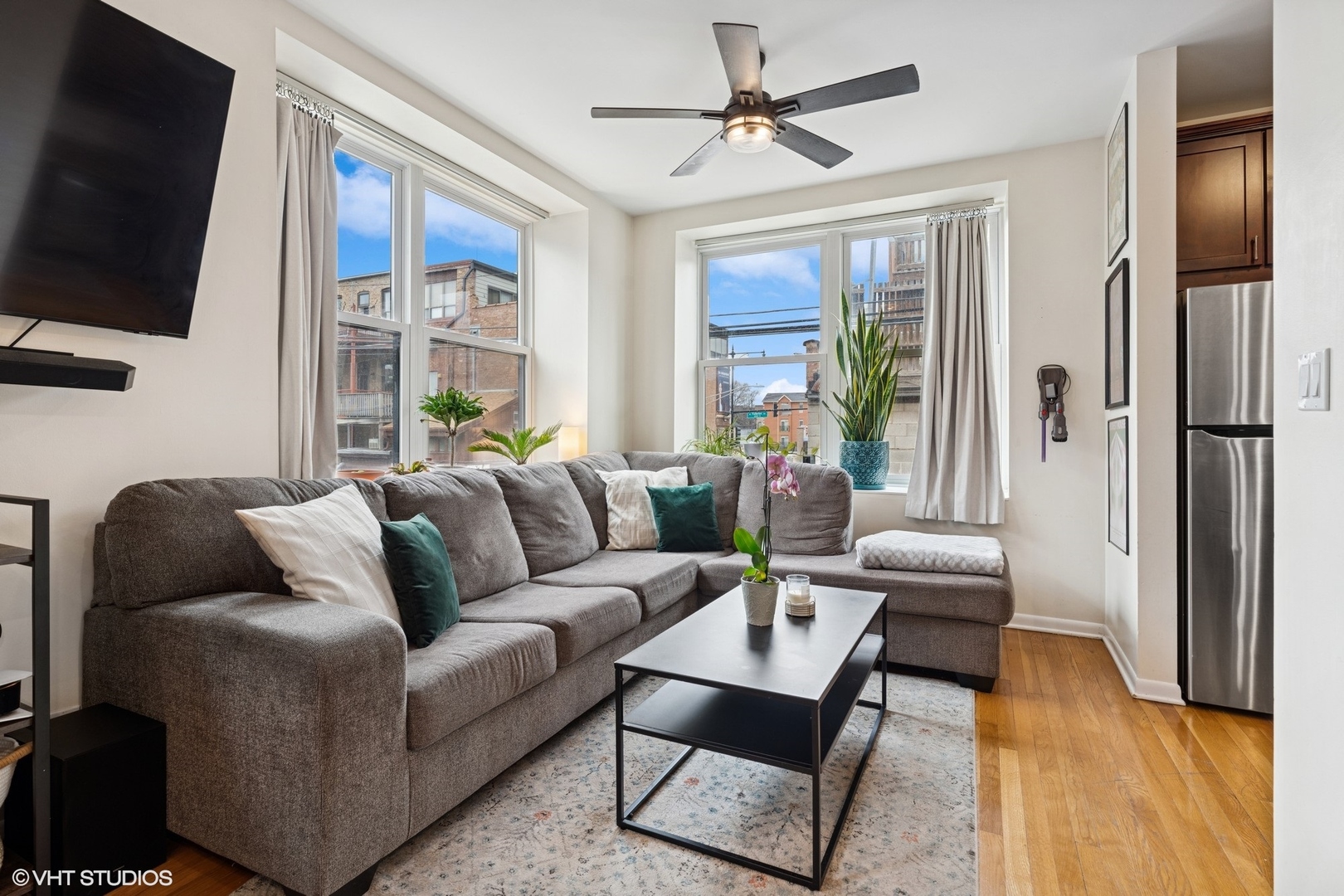 2343 N GREENVIEW Avenue Unit: 101