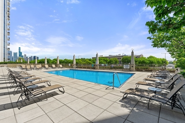 233 E 13TH Street Unit: 2002