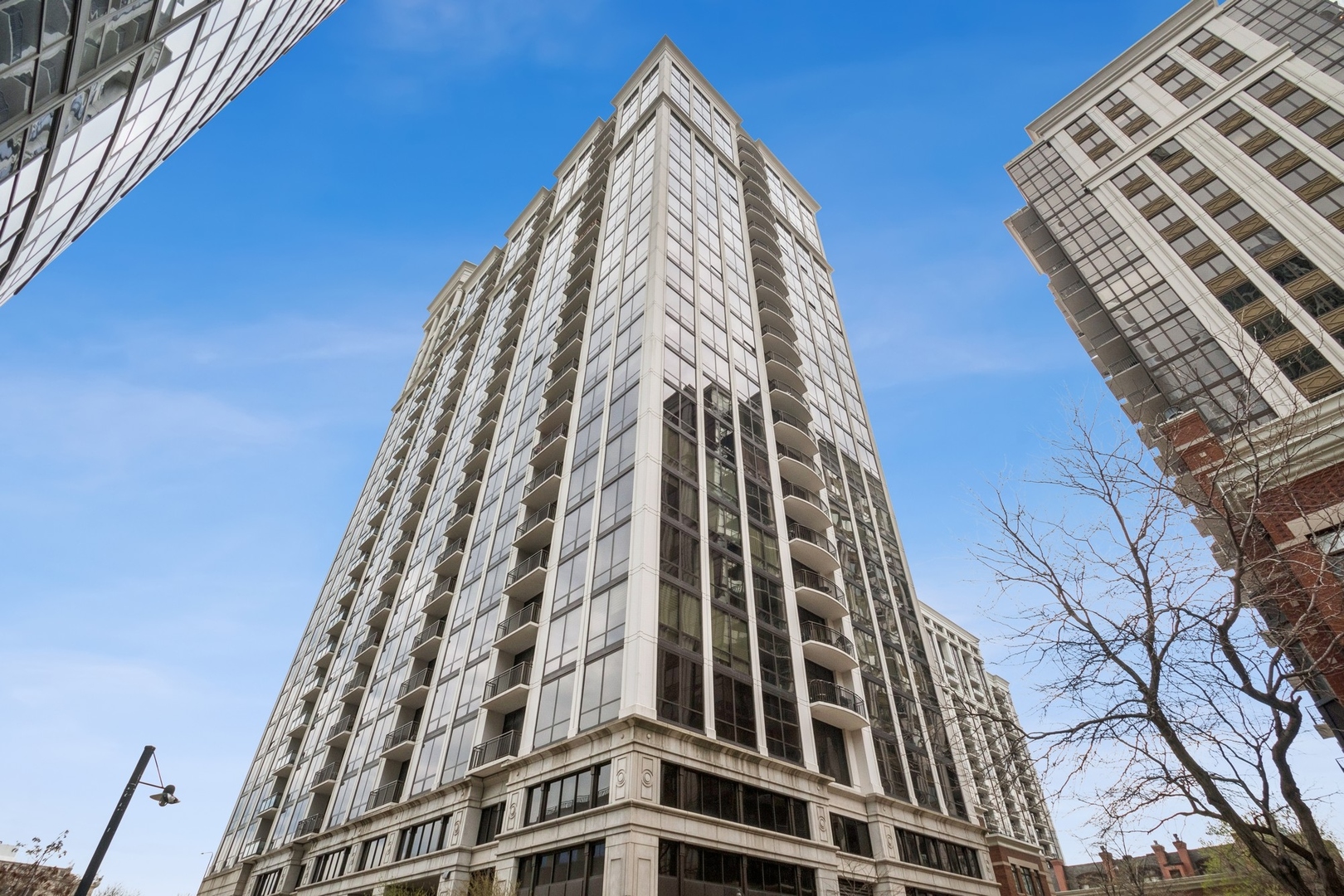 233 E 13TH Street Unit: 2002