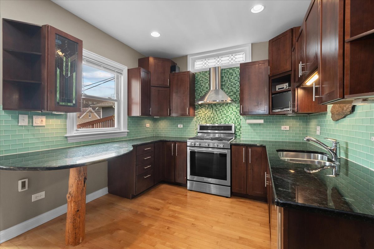 4029 N Albany Avenue