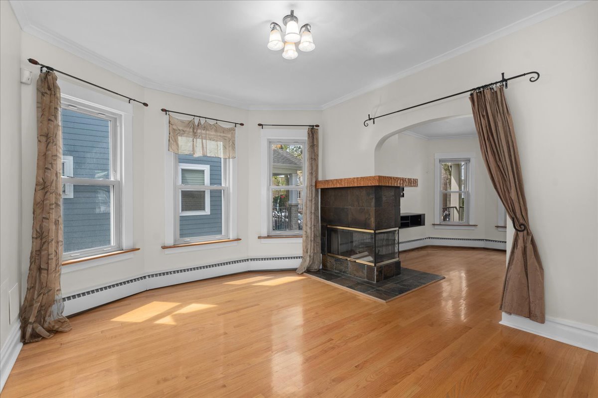 4029 N Albany Avenue