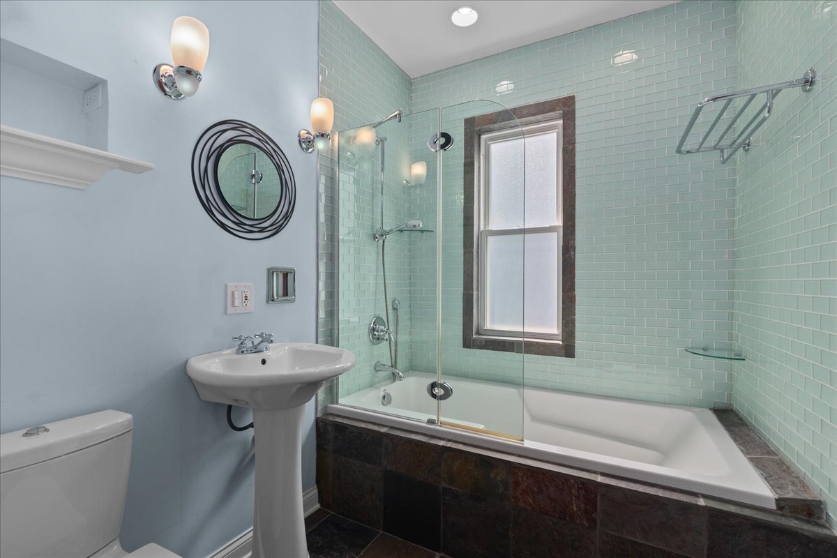 4029 N Albany Avenue