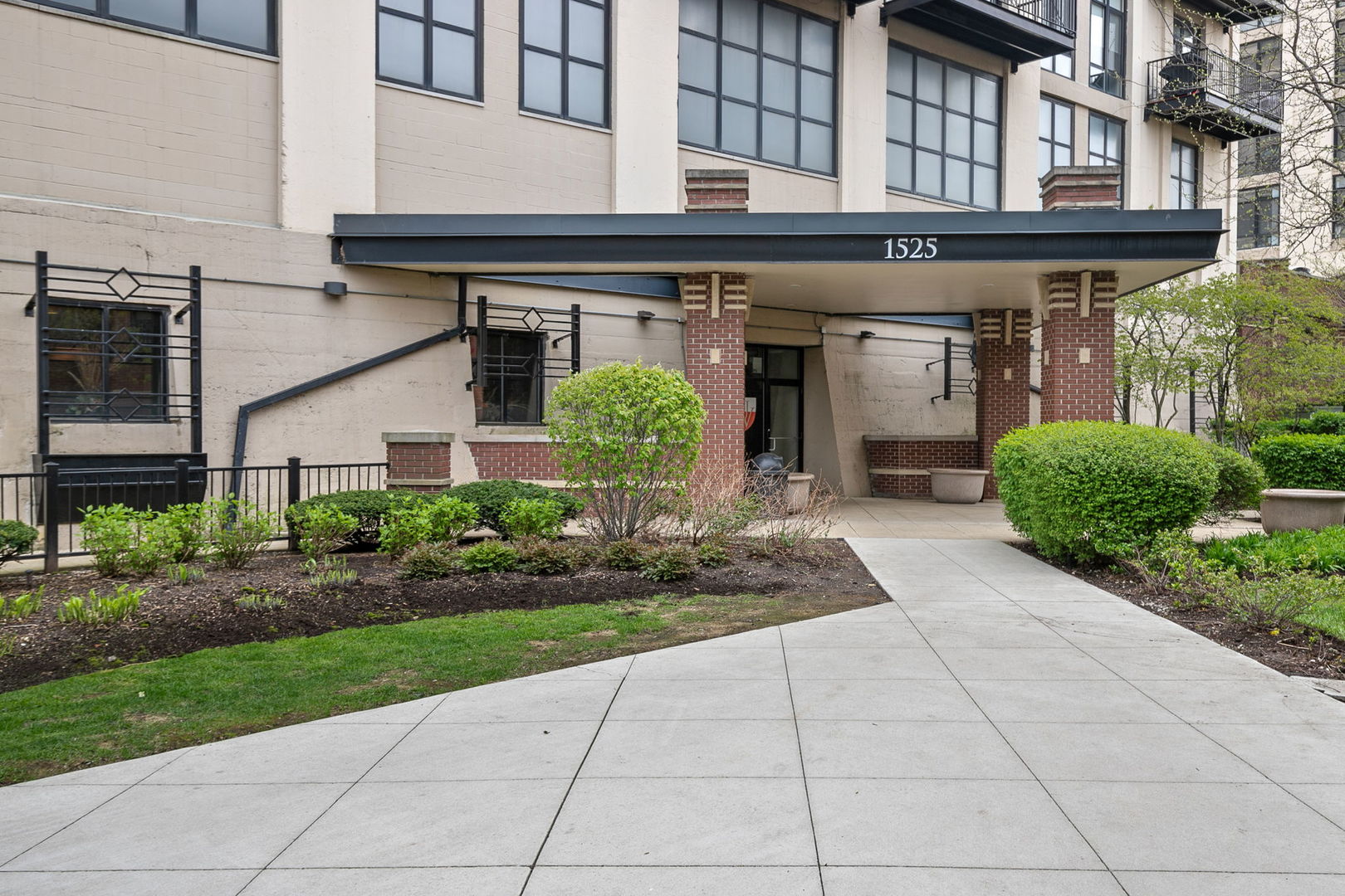 1525 S Sangamon Street Unit: 402