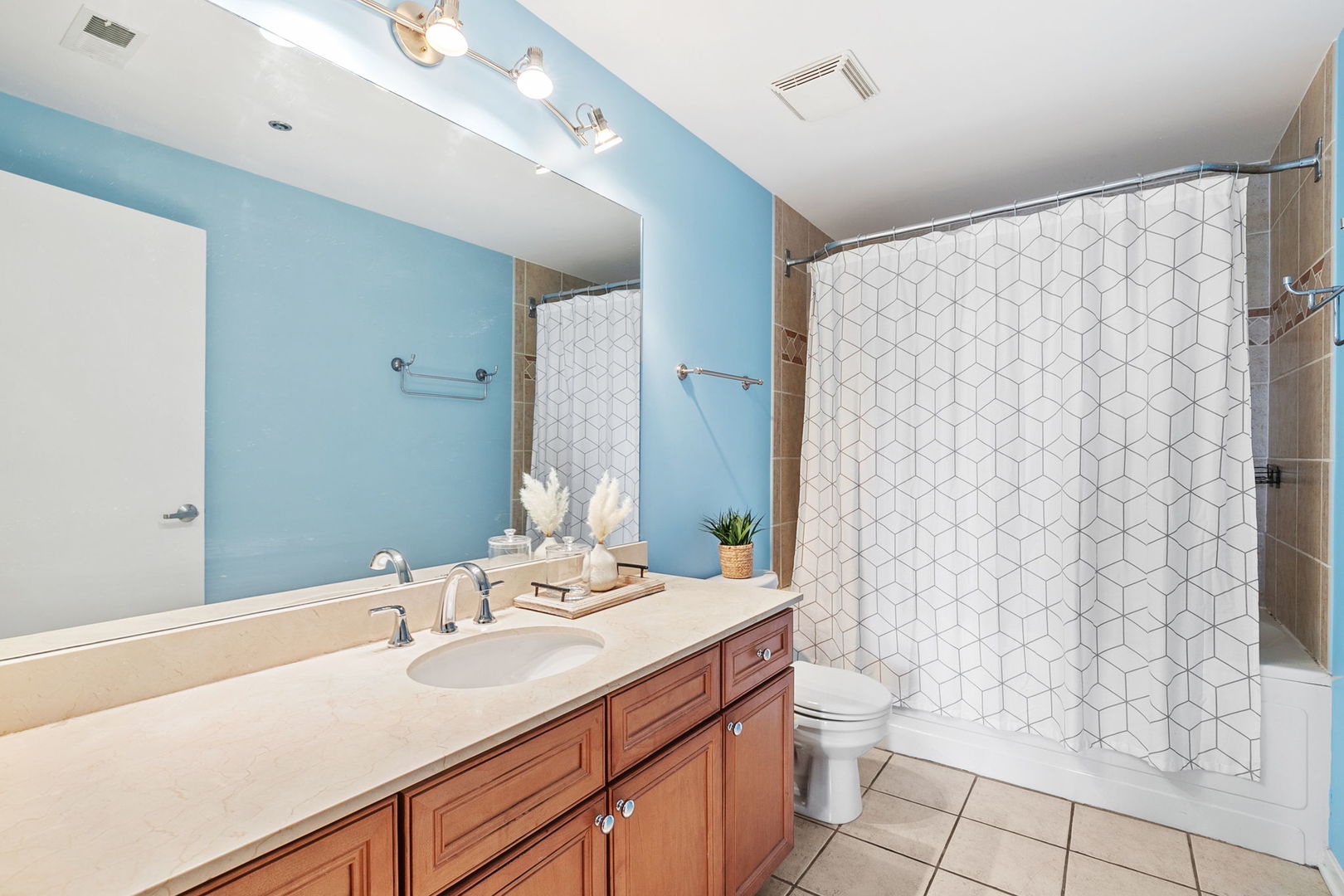 1525 S Sangamon Street Unit: 402