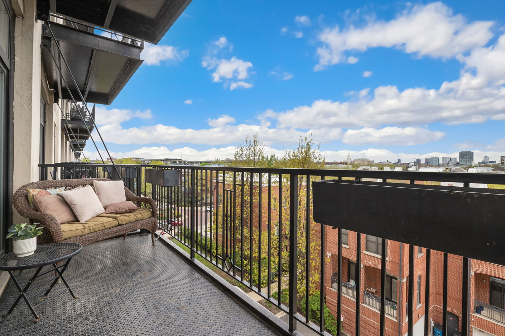 1525 S Sangamon Street Unit: 402